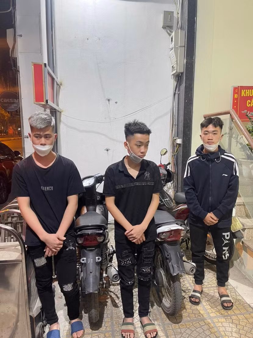 Các đối tượng điều khiển xe máy không BKS phóng nhanh, lạng lách, đánh võng bị tổ công tác Y10/141-CATP Hà Nội bắt giữ Các đối tượng điều khiển xe máy không BKS phóng nhanh, lạng lách, đánh võng bị tổ công tác Y10/141-CATP Hà Nội bắt giữ