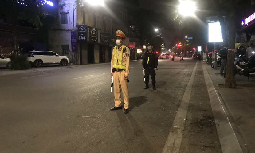 Lực lượng 141 cắm chốt, tuần tra kiểm soát công khai trên đường phố...