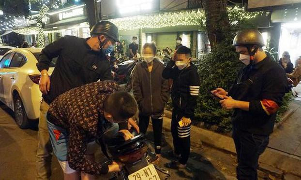 ... phối hợp với lực lượng 141 hóa trang mật phục chặn giữ các nhóm đối tượng đua xe và cổ vũ đua xe trái phép