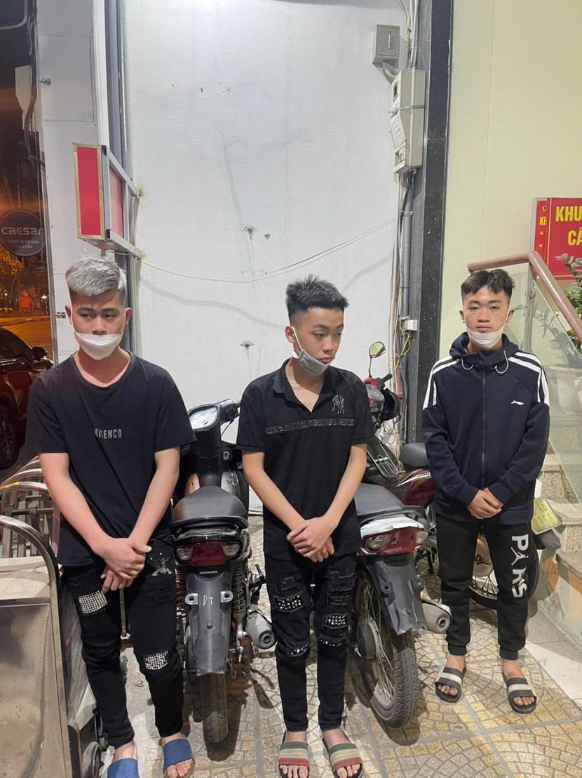 Một số đối tượng có hành vi tụ tập điều khiển xe máy tốc độ cao bị tổ công tác 141 khống chế, bắt giữ Một số đối tượng có hành vi tụ tập điều khiển xe máy tốc độ cao bị tổ công tác 141 khống chế, bắt giữ