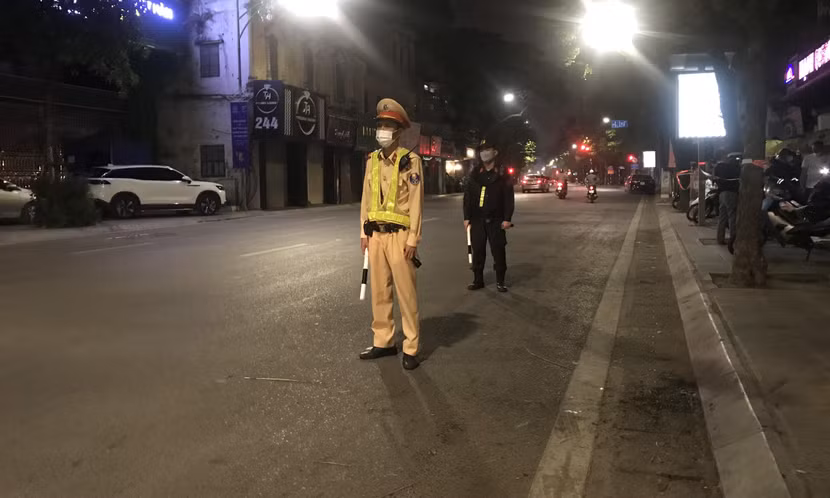 Lực lượng 141 cắm chốt, tuần tra kiểm soát công khai trên đường phố... Lực lượng 141 cắm chốt, tuần tra kiểm soát công khai trên đường phố...