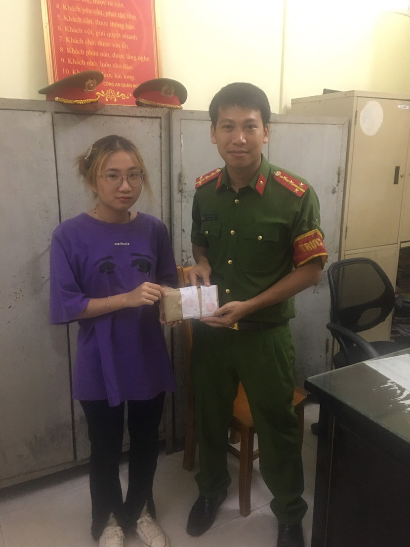 Người dân nhận lại tài sản bị mất thông qua việc phát động phong trào &quot;Nhặt được của rơi trả lại người mất&quot; của Công an phường