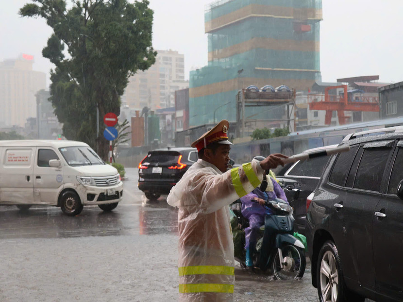 Mưa trắng trời, nước ngập sâu, áo đã ướt và lạnh...