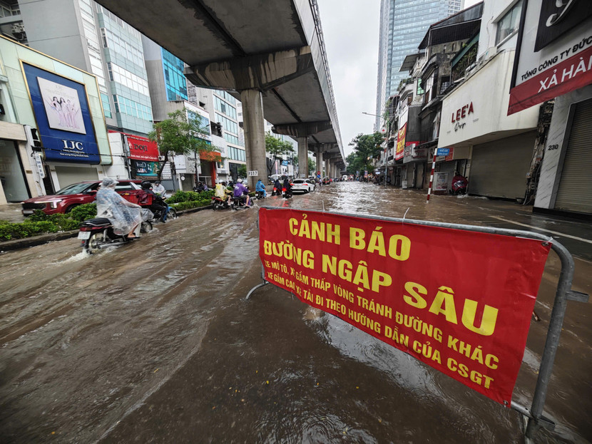 Các biển cảnh báo của lực lượng Cảnh sát giao thông được đặt ở nhiều điểm