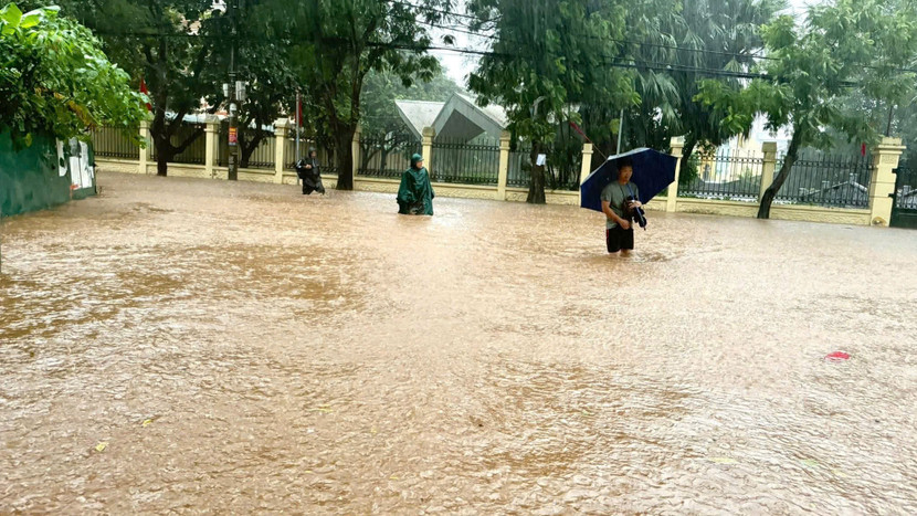 Người dân đi lại rất khó khăn trước tình trạng ngập úng