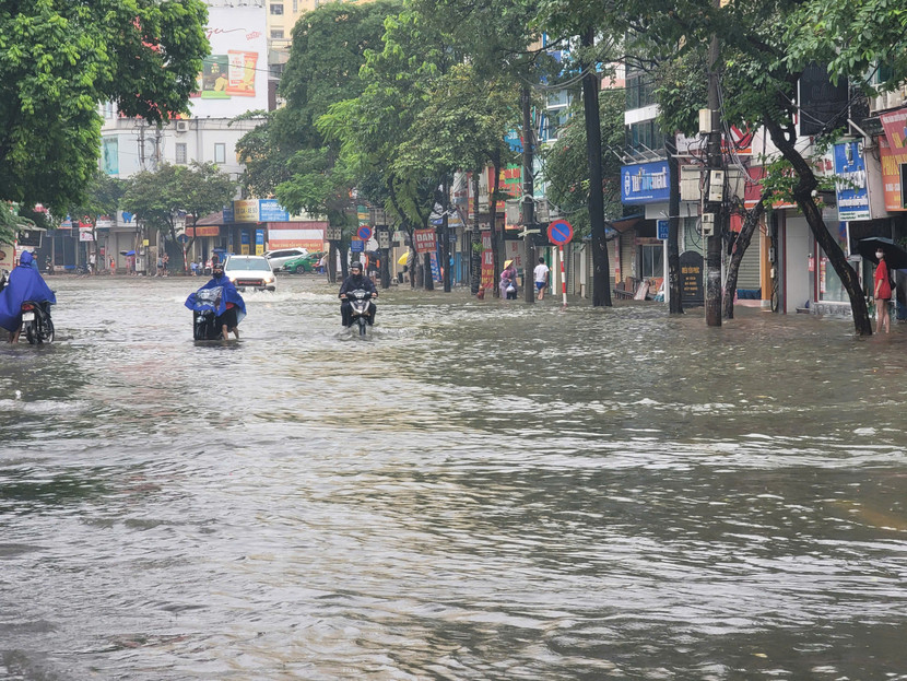 Rất nhiều tuyến phố ngập sâu trong nước