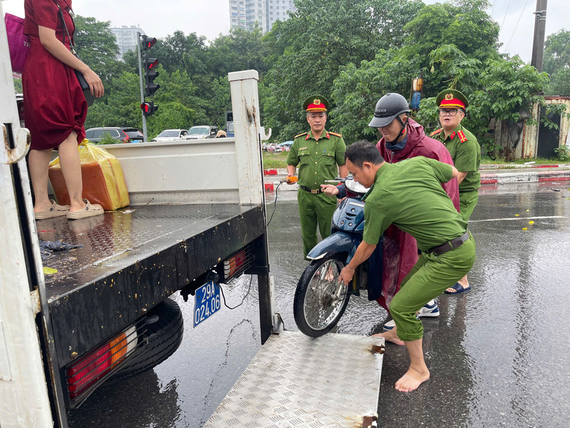 Công an các phường, xã cũng đã có mặt hỗ trợ người dân từ sớm