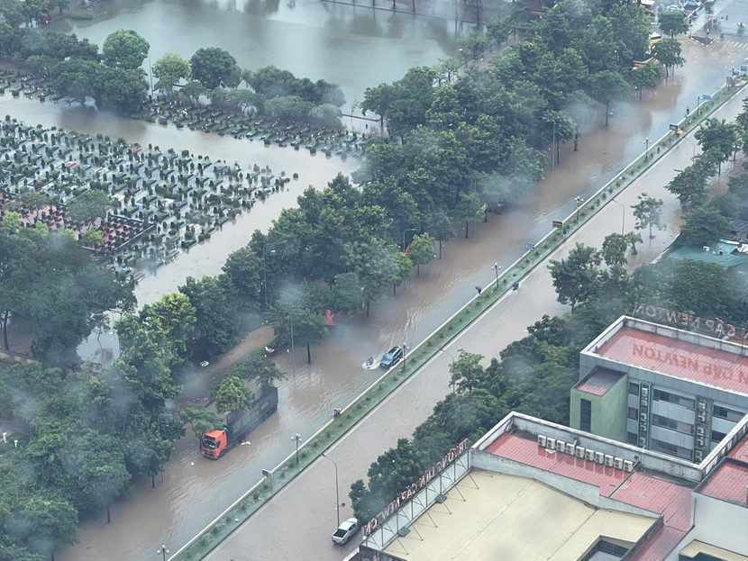 Hàng loạt tuyến đường bị tê liệt ngay sau một đêm mưa