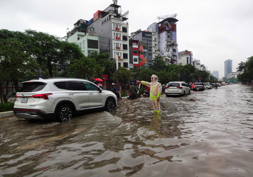 lực lượng Cảnh sát giao thông vẫn kiên trì khôngg rời vị trí