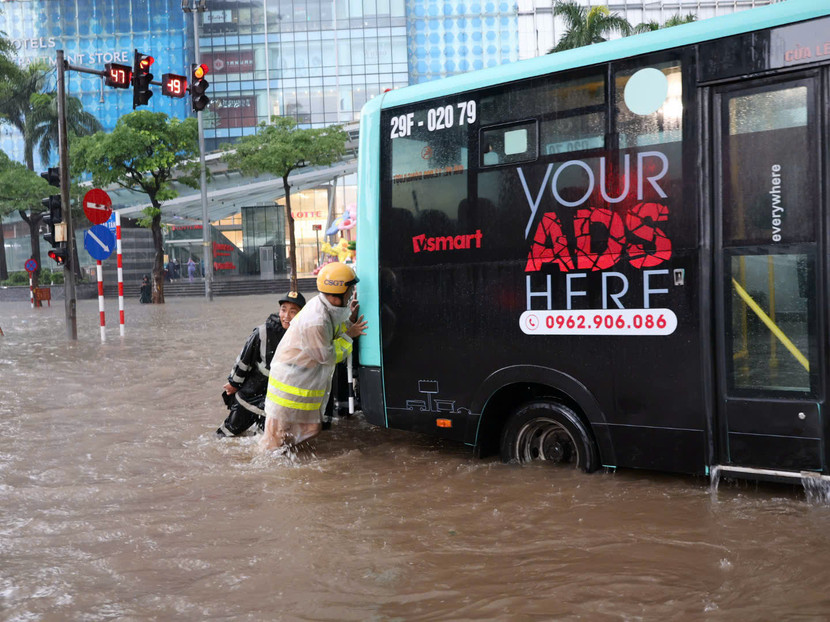 Bất chấp mưa lạnh và cơ thể đã thấm mệt