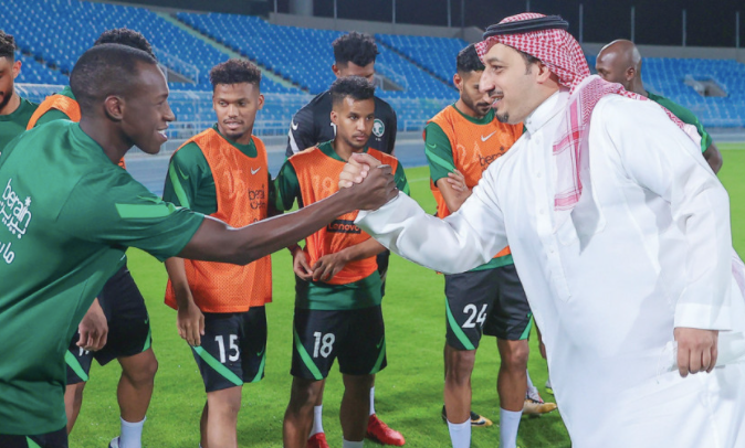 Chủ tịch Liên đoàn bóng đá Ả Rập Xê Út - Yasser Al-Mishal muốn các cầu thủ nỗ lực gấp đôi để có 3 điểm trọn vẹn trước Việt Nam Chủ tịch Liên đoàn bóng đá Ả Rập Xê Út - Yasser Al-Mishal muốn các cầu thủ nỗ lực gấp đôi để có 3 điểm trọn vẹn trước Việt Nam