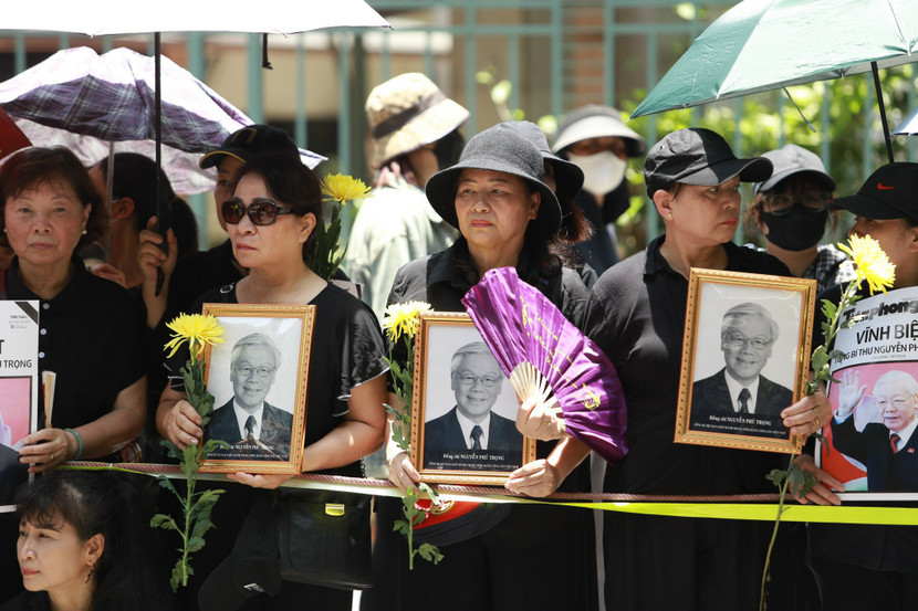 Nhiều người mang ảnh Tổng Bí thư Nguyễn Phú Trọng và hoa cúc, bày tỏ lòng thành kính Nhiều người mang ảnh Tổng Bí thư Nguyễn Phú Trọng và hoa cúc, bày tỏ lòng thành kính