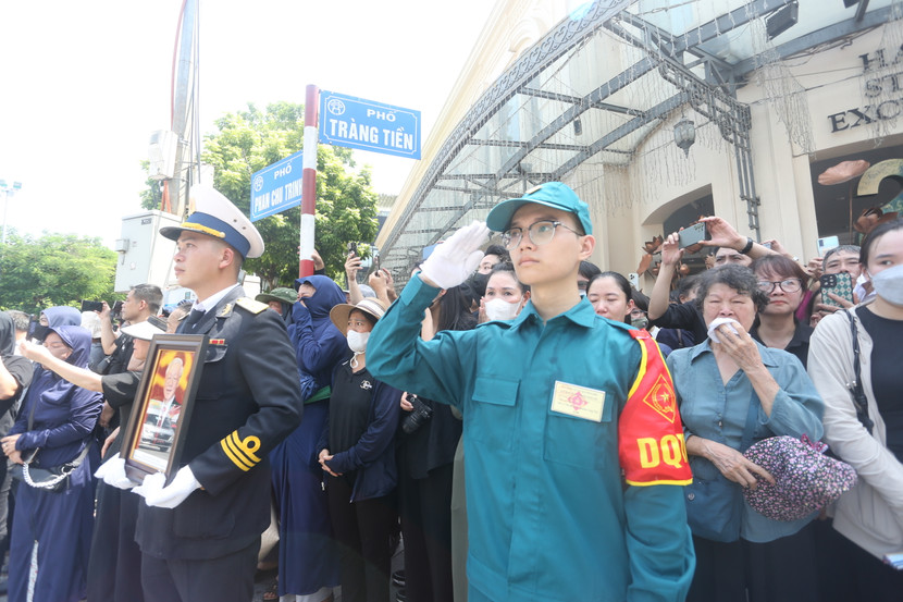 Người dân xếp hàng trên các tuyến phố tiễn biệt Tổng Bí thư Nguyễn Phú Trọng - Ảnh: LAM THANH Người dân xếp hàng trên các tuyến phố tiễn biệt Tổng Bí thư Nguyễn Phú Trọng - Ảnh: LAM THANH