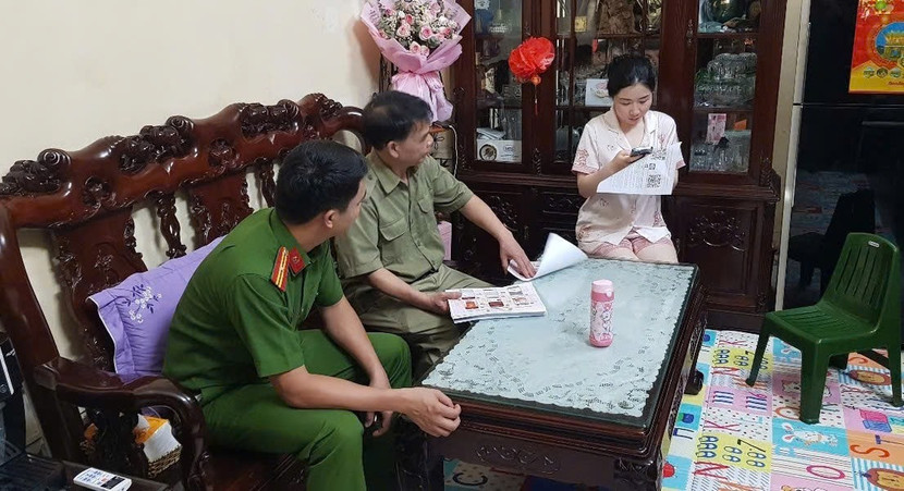 Lực lượng công an và cán bộ cơ sở phường Láng gặp gỡ, tuyên truyền để người dân nâng cao ý thức phòng ngừa tội phạm Lực lượng công an và cán bộ cơ sở phường Láng gặp gỡ, tuyên truyền để người dân nâng cao ý thức phòng ngừa tội phạm