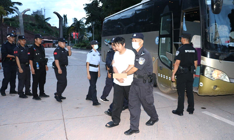 Các đối tượng lừa đảo trực tuyến bị lực lượng chức năng Lào bắt giữ Các đối tượng lừa đảo trực tuyến bị lực lượng chức năng Lào bắt giữ