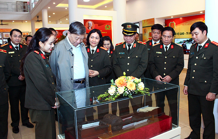 Đại tướng Tô Lâm, Ủy viên Bộ Chính trị, Bộ trưởng Bộ Công an tham quan triển lãm “Cảnh vệ Công an nhân dân - 70 mùa hoa chiến công”