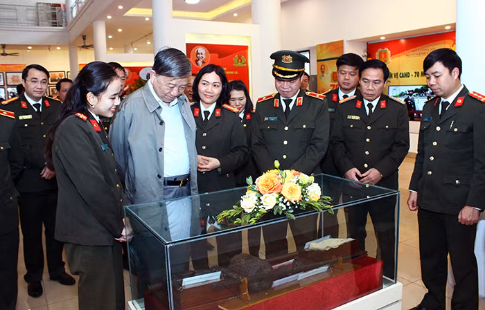 Đại tướng Tô Lâm, Ủy viên Bộ Chính trị, Bộ trưởng Bộ Công an tham quan triển lãm “Cảnh vệ Công an nhân dân - 70 mùa hoa chiến công”