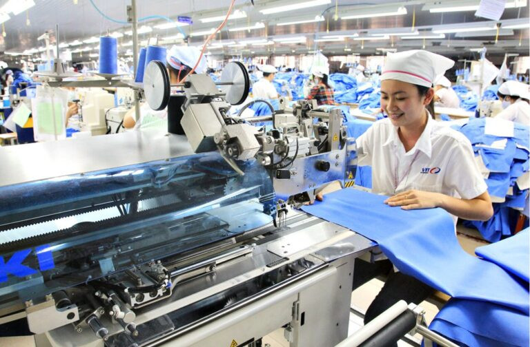 Việt Nam ngày càng được biết đến như một trung tâm công nghiệp đang phát triển, đặc biệt là về công nghệ và may mặc