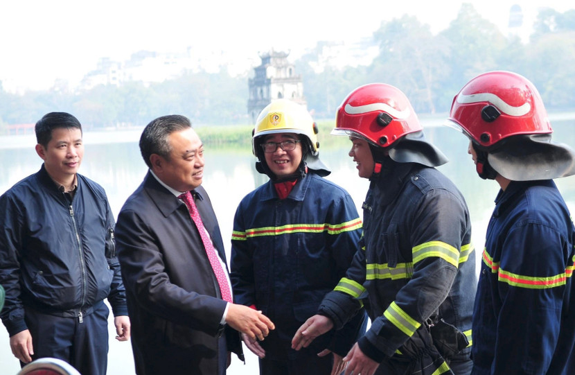 Chủ tịch UBND TP Hà Nội Trần Sỹ Thanh, kiểm tra, động viên lực lượng Cảnh sát PCCC&amp;CNCH làm nhiệm vụ tại trận địa bắn pháo hoa tại hồ Hoàn Kiếm