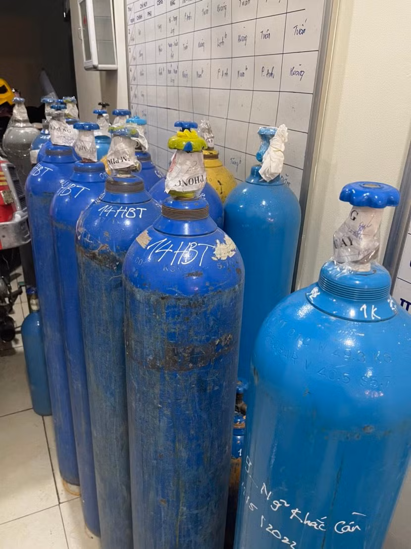Lực lượng chức năng liên tiếp thu giữ các bình "khí cười" tại các quán bar