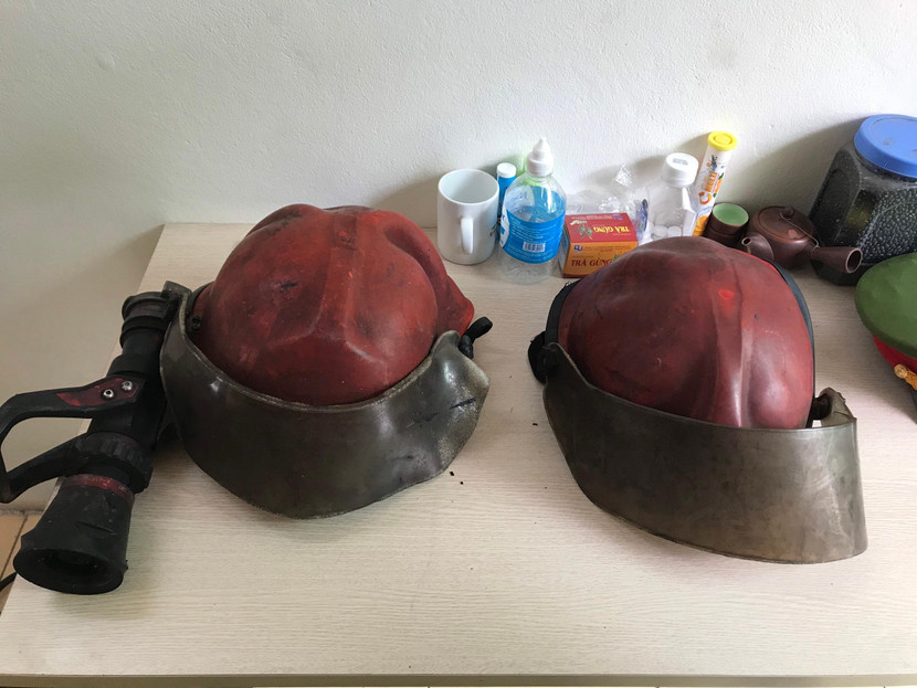 Di vật còn lại sau vụ cháy là hai chiếc mũ bảo hiểm đã bị móp méo biến dạng Di vật còn lại sau vụ cháy là hai chiếc mũ bảo hiểm đã bị móp méo biến dạng