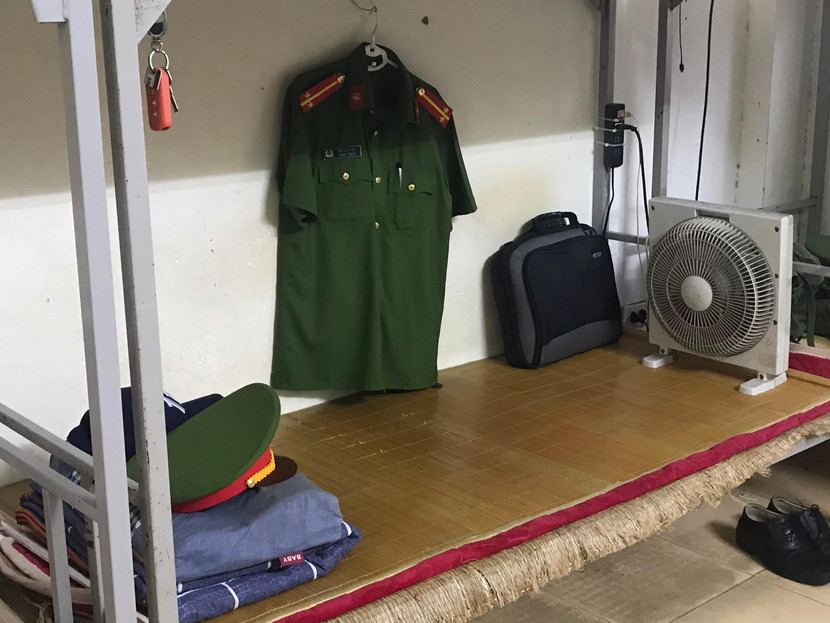 Áo và mũ của Thượng úy Đỗ Đức Việt còn đây, nhưng người đã đi xa mãi Áo và mũ của Thượng úy Đỗ Đức Việt còn đây, nhưng người đã đi xa mãi