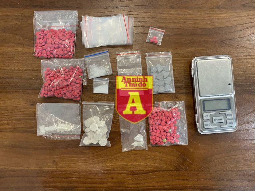 Hàng trăm viên nén cùng chất bột và tinh thể màu trắng (giám định là ma túy tổng hợp) được tìm thấy tại nhà của Hoàng Việt Huỳnh