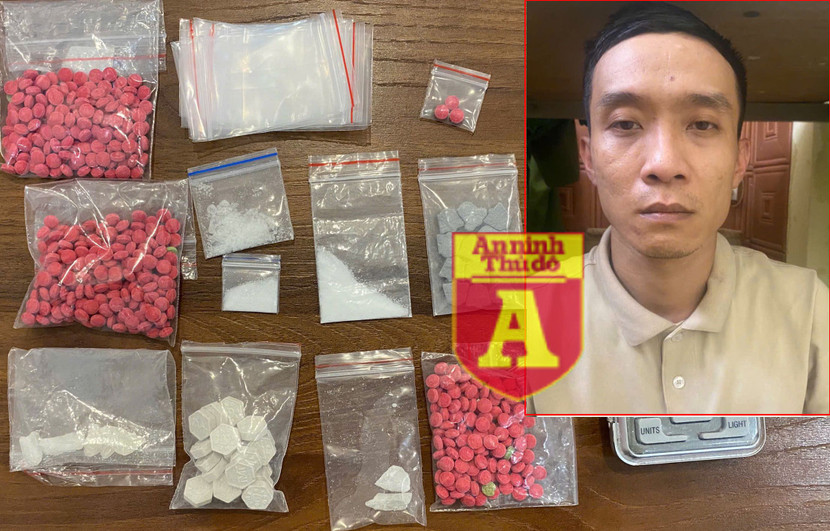 Hoàng Việt Huỳnh cùng số ma túy thu giữ tại nơi ở