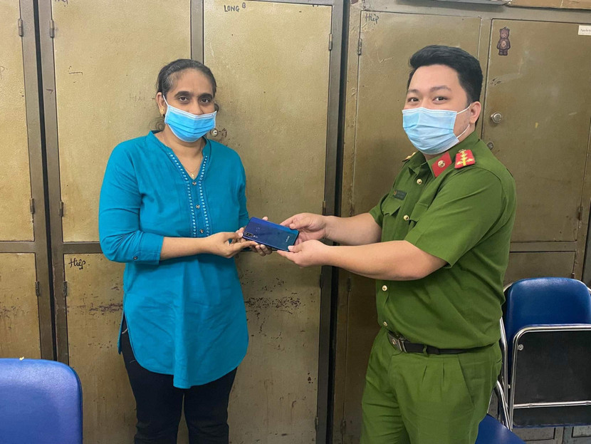 Cơ quan công an trao trả lại chiếc điện thoại cho du khách người Ấn Độ bị Nguyễn Khả Hoa trộm cắp trước đó Cơ quan công an trao trả lại chiếc điện thoại cho du khách người Ấn Độ bị Nguyễn Khả Hoa trộm cắp trước đó