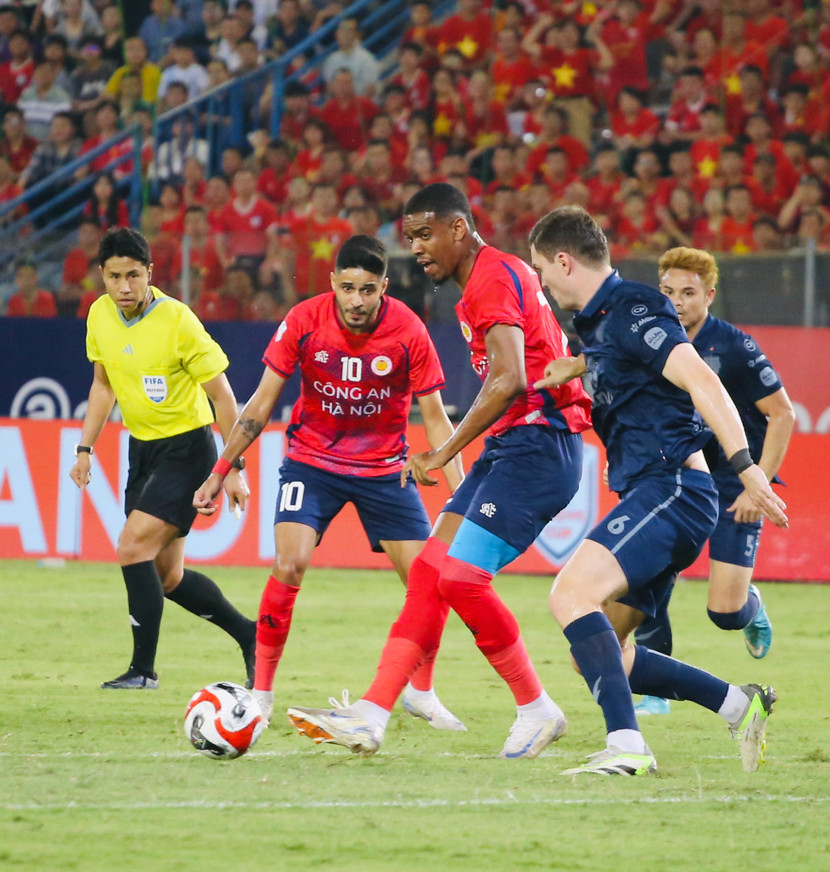 CLB Công an Hà Nội (áo đỏ) hướng tới chức vô địch C1 Đông Nam Á 2024/25