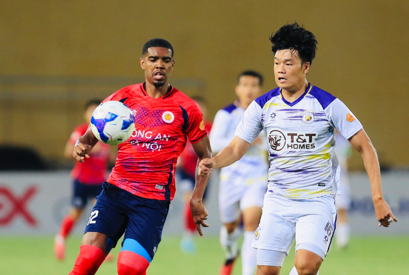 Hà Nội FC (áo trắng) thắng nỗ lực thắng Công an Hà Nội 2-0 để níu kéo hy vọng mong manh đua vô địch với Nam Định Hà Nội FC (áo trắng) thắng nỗ lực thắng Công an Hà Nội 2-0 để níu kéo hy vọng mong manh đua vô địch với Nam Định