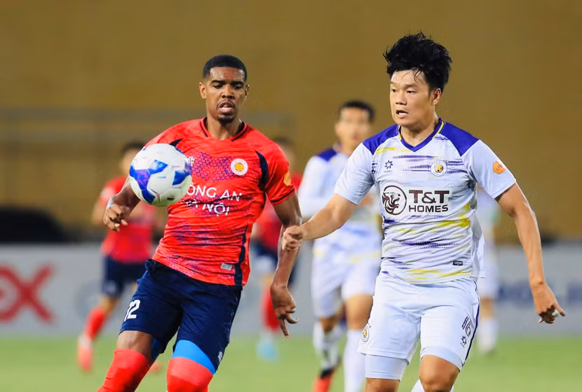 Hà Nội FC (áo trắng) thắng nỗ lực thắng Công an Hà Nội 2-0 để níu kéo hy vọng mong manh đua vô địch với Nam Định