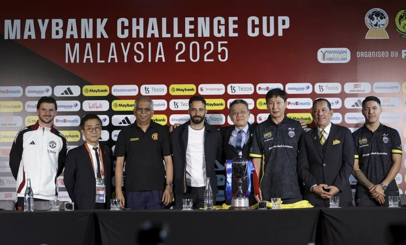 Đại diện ban tổ chức và thành viên hai đội tại họp báo trước trận giao hữu Đại diện ban tổ chức và thành viên hai đội tại họp báo trước trận giao hữu