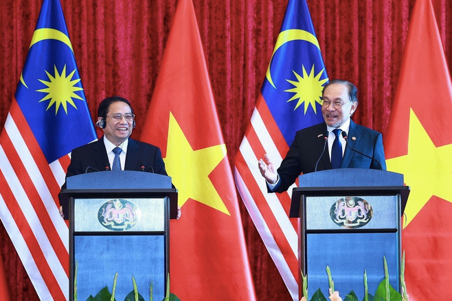 Thủ tướng Malaysia Anwar Ibrahim (bên phải) cùng Thủ tướng Phạm Minh Chính tại họp báo chung hôm 25-5