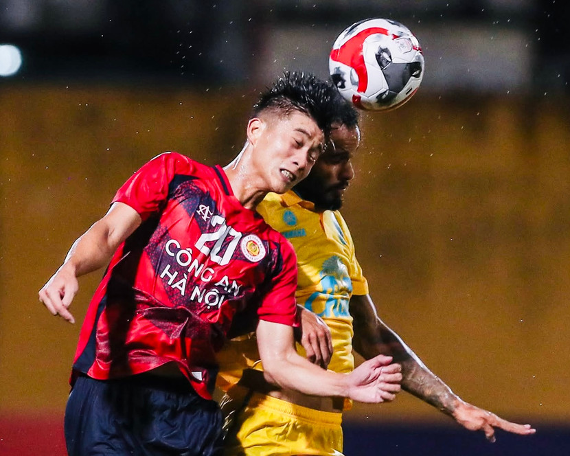 CLB Công an Hà Nội (trái) thắng Buriram Utd 2-1 tại vòng bảng