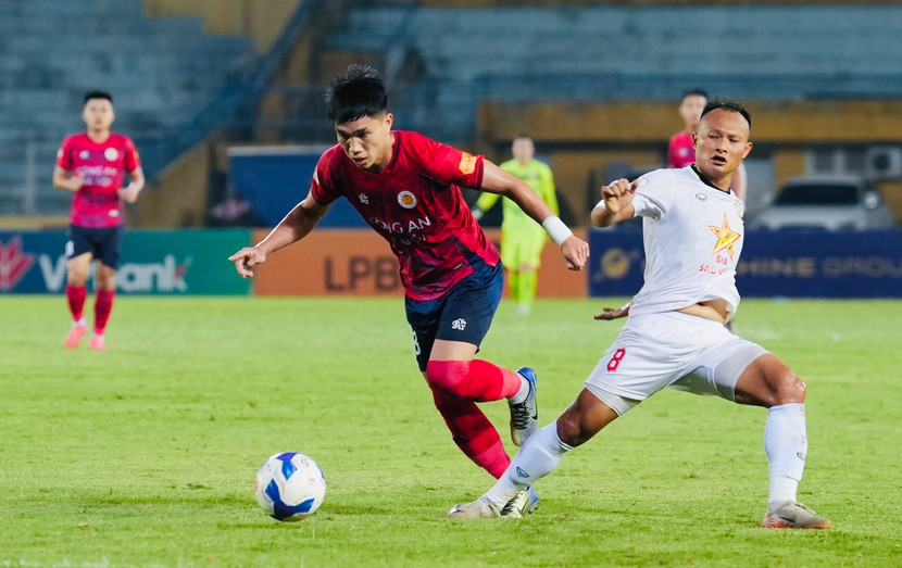 Không tung đội hình mạnh nhất song CLB Công an Hà Nội (áo đỏ) vẫn đặt quyết tâm giành chiến thắng ở trận gặp Hà Tĩnh