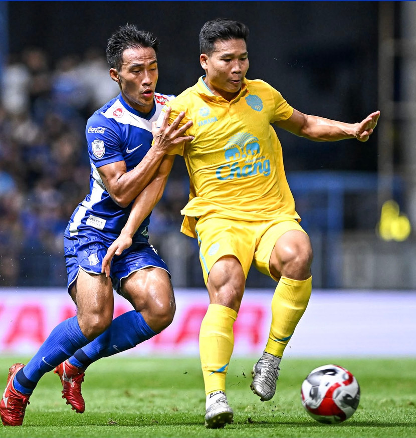 Buriram United (áo vàng) thắng BG Pathum United tổng tỉ số 3-1 sau hai lượt trận bán kết