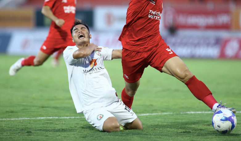 Đương kim á quân Bình Định (áo trắng) đang phải cạnh tranh khốc liệt tấm vé trụ hạng