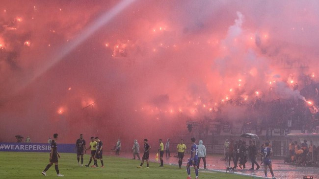 Cổ động viên đốt nhiều pháo sáng khiến trận đấu phải tạm dừng 2 lần