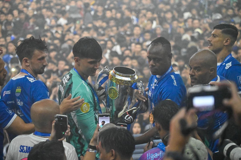 Cầu thủ Persib Bandung bất lực nhìn cổ động viên lao tới phá hỏng màn nâng cúp