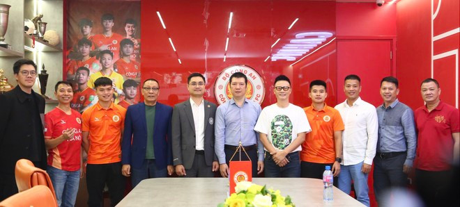 Từng có nhiều năm theo dõi đội bóng, bình luận viên Vũ Quang Huy đồng thời là thành viên Ban giám khảo Cuộc thi sáng tác ca khúc cổ động, thiết kế linh vật, khẩu hiệu cổ vũ, trang phục thi đấu cho CLB bóng đá Công an Hà Nội tổ chức năm 2024