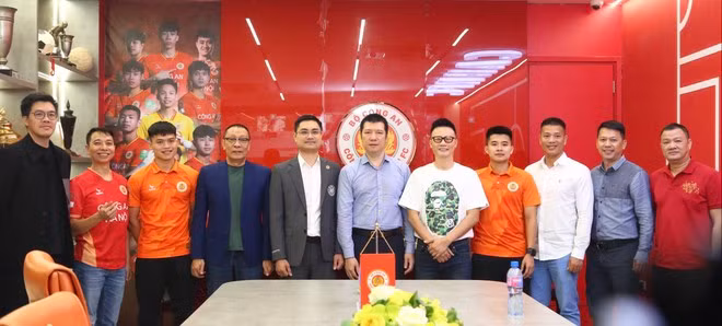 Từng có nhiều năm theo dõi đội bóng, bình luận viên Vũ Quang Huy đồng thời là thành viên Ban giám khảo Cuộc thi sáng tác ca khúc cổ động, thiết kế linh vật, khẩu hiệu cổ vũ, trang phục thi đấu cho CLB bóng đá Công an Hà Nội tổ chức năm 2024 Từng có nhiều năm theo dõi đội bóng, bình luận viên Vũ Quang Huy đồng thời là thành viên Ban giám khảo Cuộc thi sáng tác ca khúc cổ động, thiết kế linh vật, khẩu hiệu cổ vũ, trang phục thi đấu cho CLB bóng đá Công an Hà Nội tổ chức năm 2024