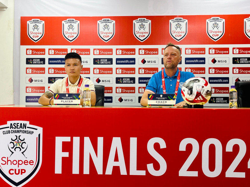 Đội trưởng Quang Hải và HLV Polking tại họp báo trước chung kết Đội trưởng Quang Hải và HLV Polking tại họp báo trước chung kết