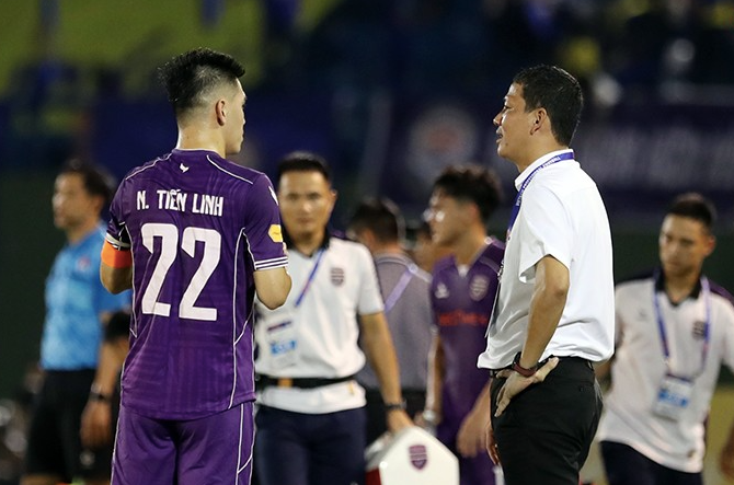 Tiền đạo ngôi sao Nguyễn Tiến Linh không dưới 2 lần từ chối yêu cầu thay người từ tân HLV Nguyễn Anh Đức trong trận Bình Dương hòa Quảng Nam 0-0, vòng 22 V-League 2024/25