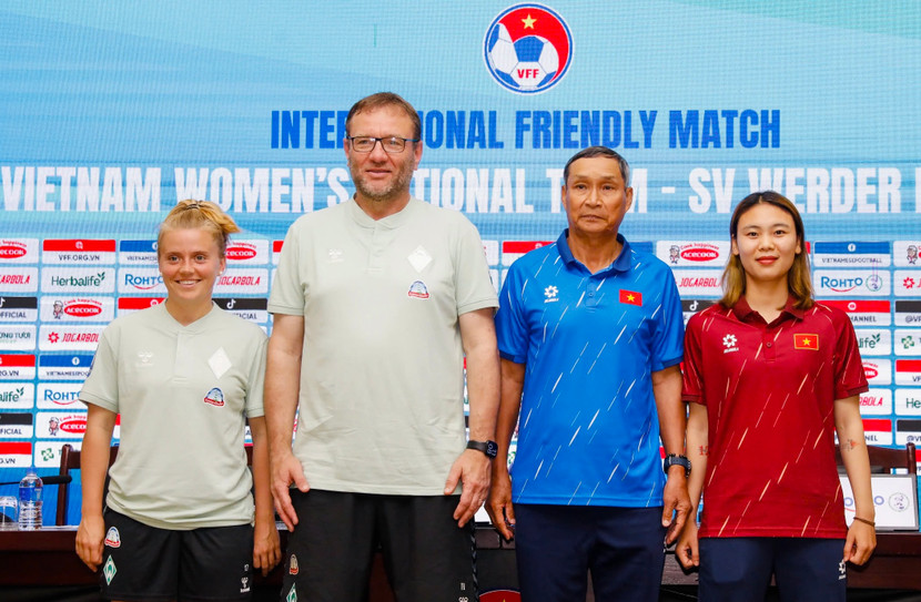 Đại diện đội tuyển nữ Việt Nam và CLB Werder Bremen tại họp báo trước trận giao hữu