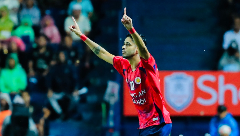 Leo Artur ăn mừng bàn nâng tỉ số 2-0 Leo Artur ăn mừng bàn nâng tỉ số 2-0