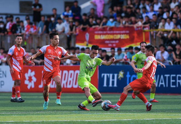 CLB Đại Từ (áo xanh) đang là đương kim vô địch Giải bóng đá 7 người vô địch quốc gia