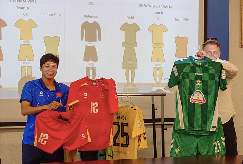 Hai đội sẽ ra sân trong trang phục truyền thống