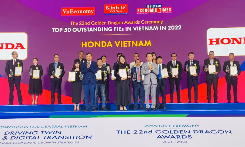 Đại diện Honda Việt Nam nhận giải thưởng Rồng Vàng lần thứ 18