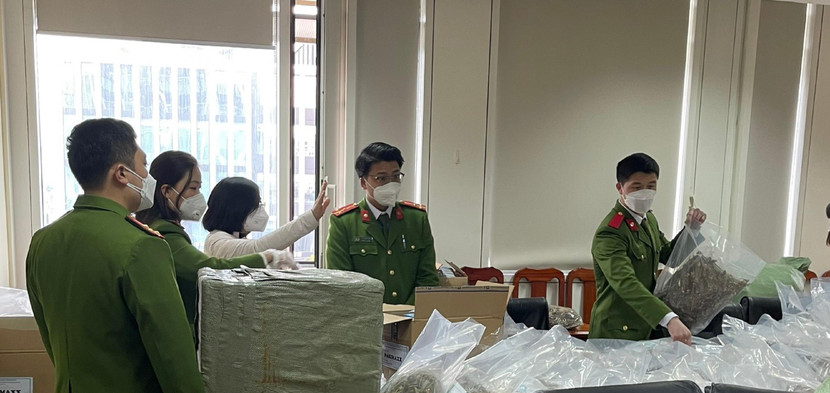 Lá xông được các cán bộ, chiến sĩ chuẩn bị thành từng túi nhỏ